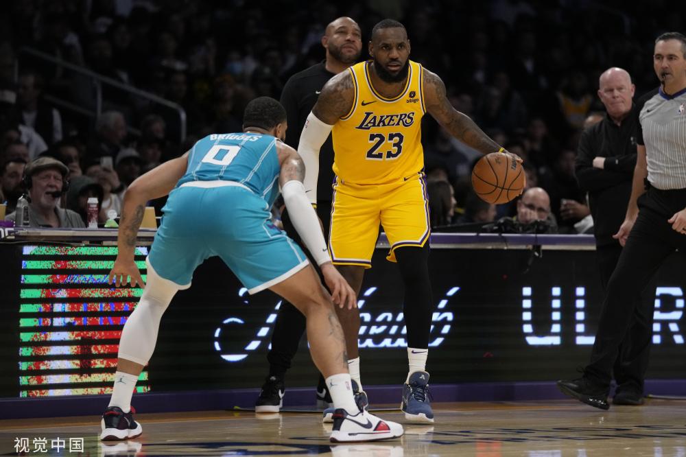 他在中场的 他在中场的